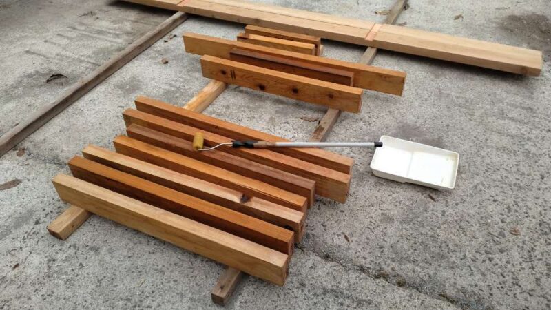 まぐさ・窓台に防蟻剤を塗っているところ