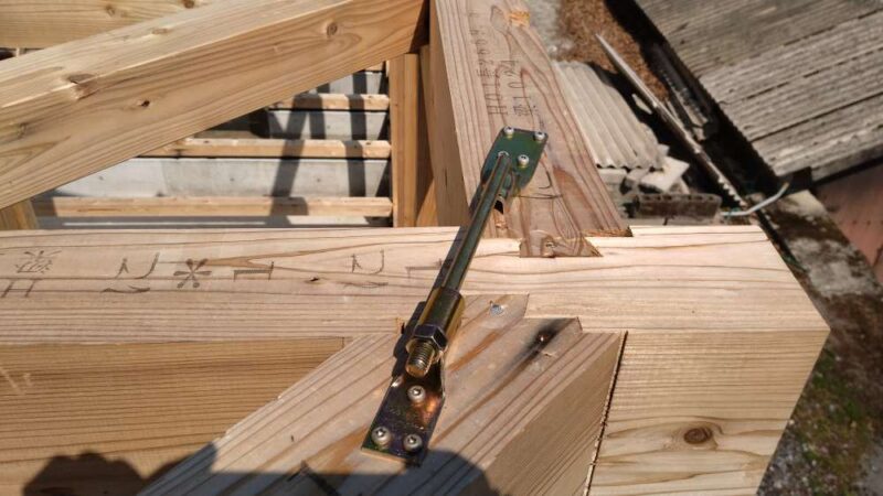 DIYで付けた羽子板金物（羽子板ボルト）の写真