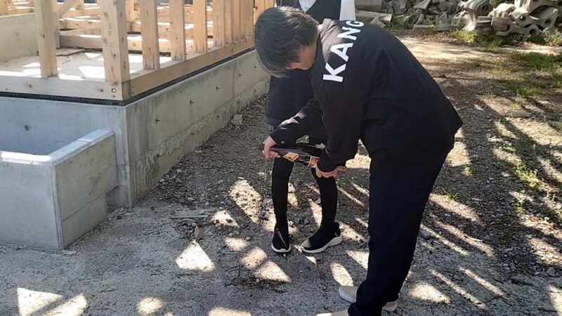 四方に頂いたお酒と塩をまいている写真