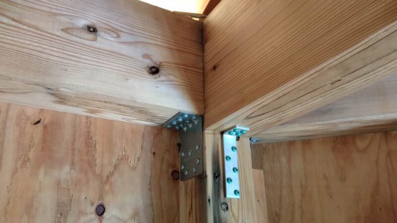 DIYで付けた、かど金物の隅柱上のおさまり