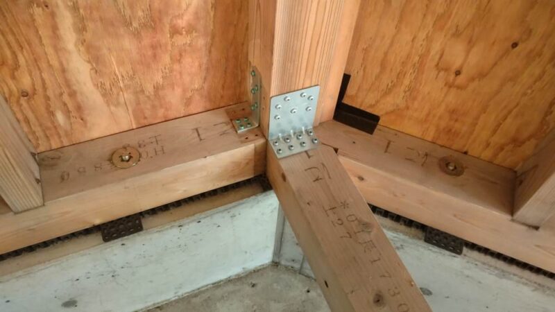 DIYで付けた、かど金物の隅柱下のおさまり