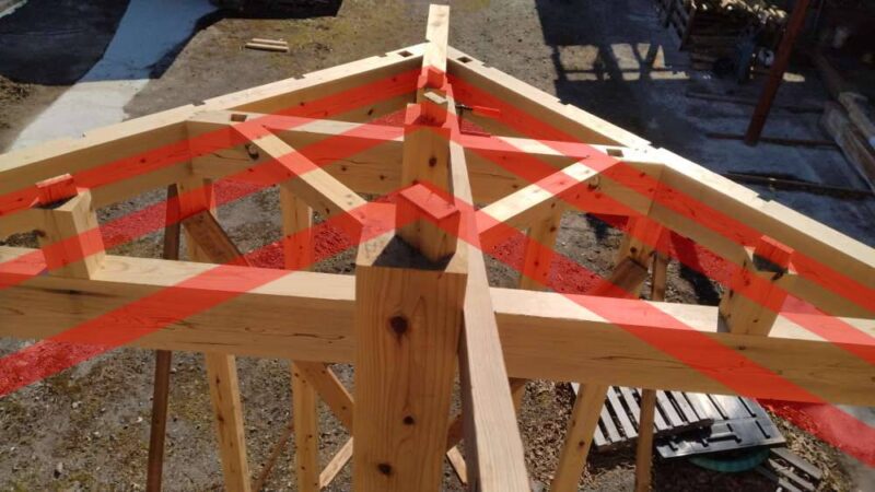 寄棟部分に小屋束を付けたところ