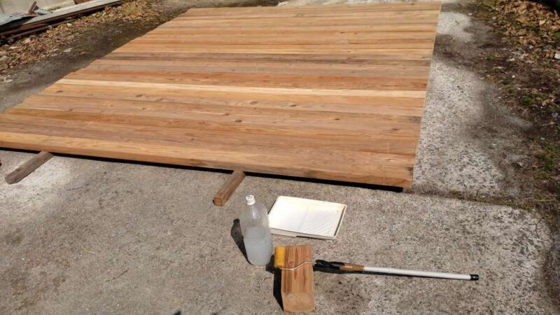 間柱の防蟻剤を塗っているところ