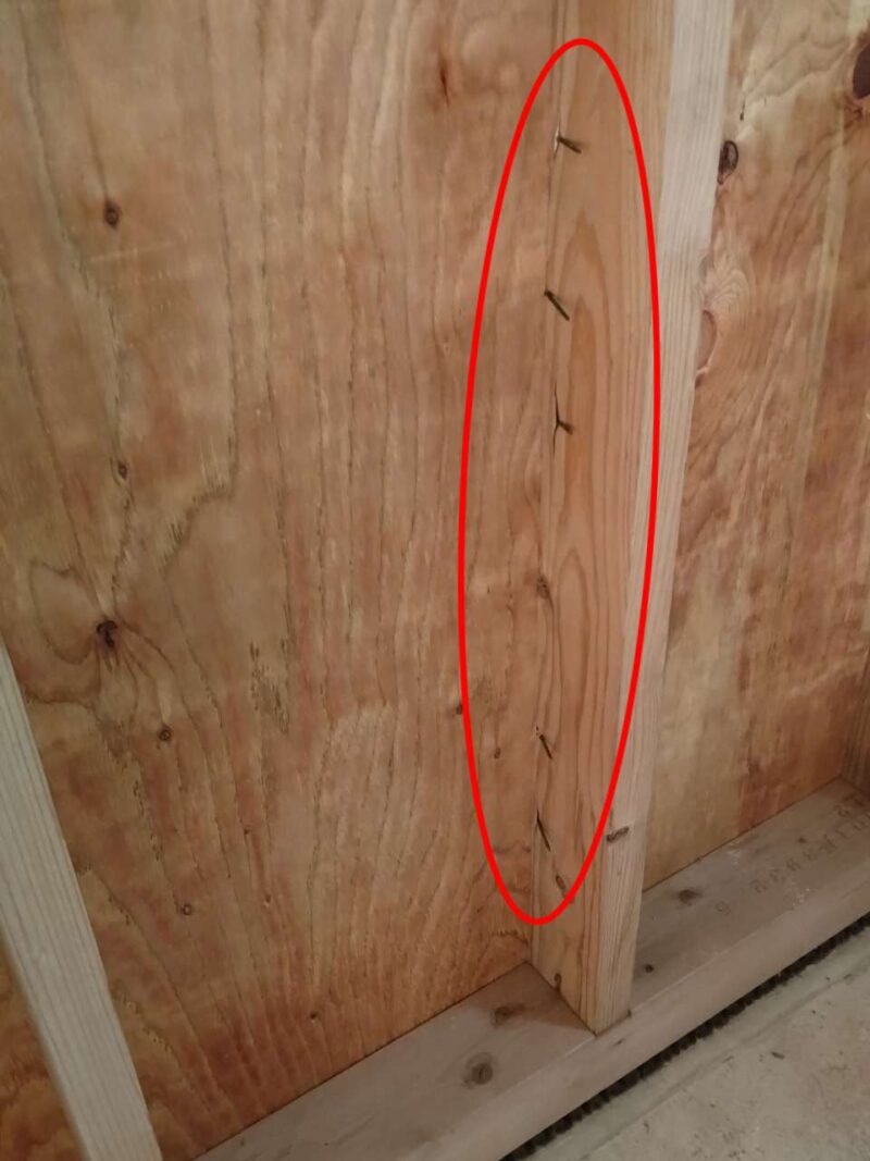 間柱からはみ出した釘