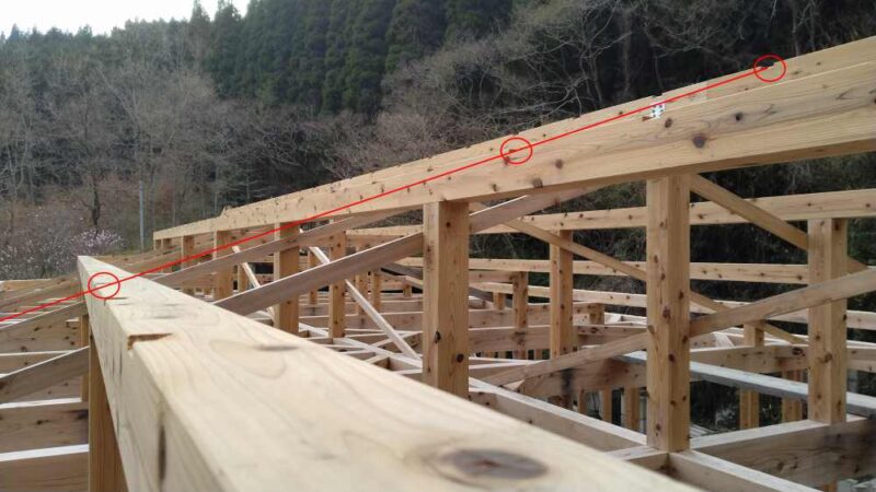 垂木用の切り欠きと垂木の位置関係を紹介している写真